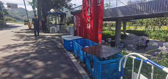 图为改造前山脚快递临时存放点