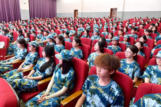 黄书记的谆谆教诲,也引起了在场新生的广泛共鸣。 黄书记的谆谆教诲,也引起了在场新生的广泛共鸣。