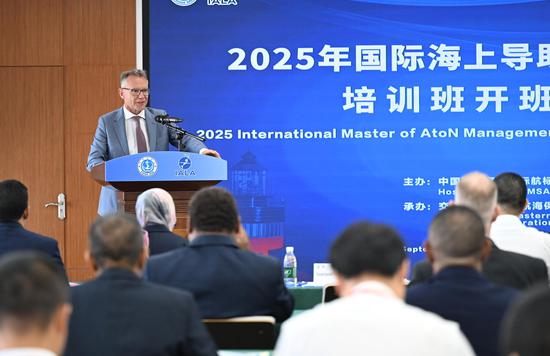 图为:国际航标组织环球学院院长文森特致辞。中新社记者 王刚 摄 图为:国际航标组织环球学院院长文森特致辞。中新社记者 王刚 摄