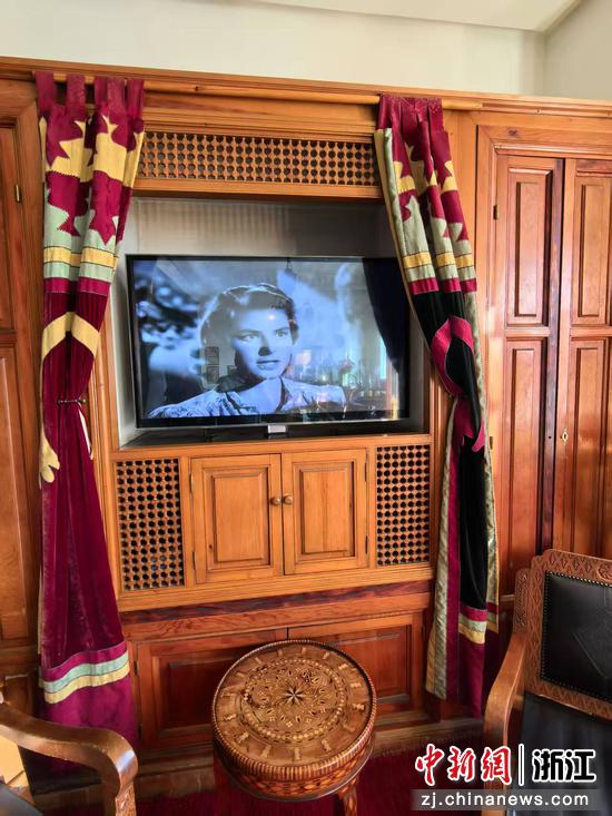 咖啡厅2楼。循环播放电影片段的电视 作者供图