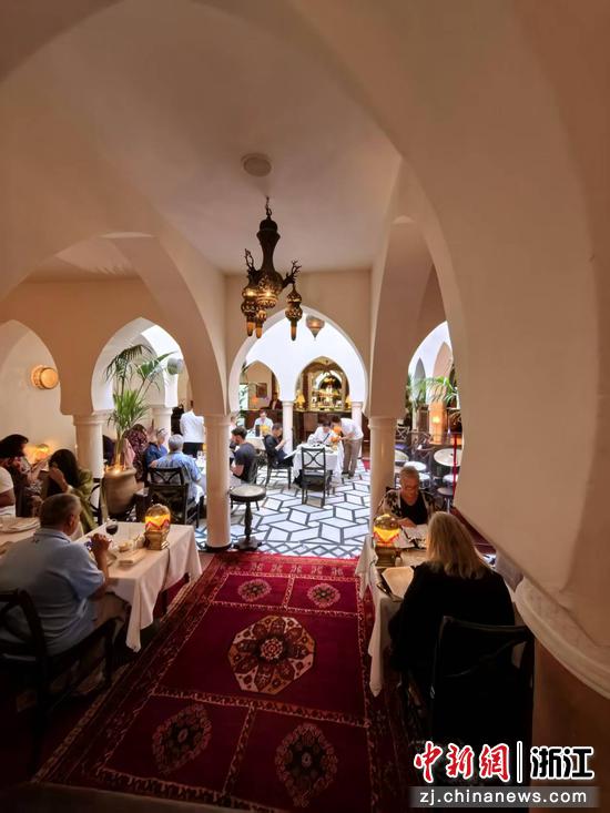 咖啡厅一楼，座无虚席 作者供图