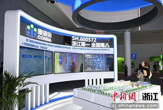 图为:康恩贝股份是浙江第一、全国前列的中药工业龙头企业,现场展示AI赋能研发、全流程数字化“大脑”、AI智能陪练系统、AI数字人直播等“AI+医药”融合实践。中新社记者 王刚 摄 图为:康恩贝股份是浙江第一、全国前列的中药工业龙头企业,现场展示AI赋能研发、全流程数字化“大脑”、AI智能陪练系统、AI数字人直播等“AI+医药”融合实践。中新社记者 王刚 摄