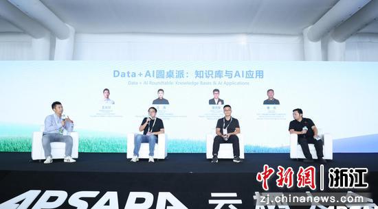 汪涛分享海亮科技如何应用大模型重塑教育场景。海亮科技供图