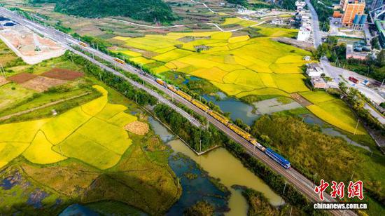 图为成都工务段大机段清筛作业。赵鹏 摄 图为成都工务段大机段清筛作业。赵鹏 摄