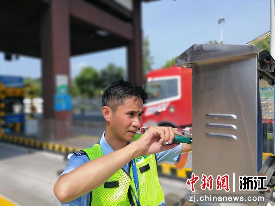 徐焕杰在车道检修设备。陈铁锋 摄 徐焕杰在车道检修设备。陈铁锋 摄