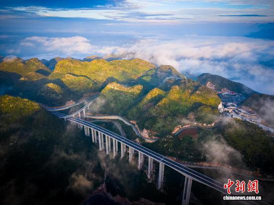 9月28日,航拍六安高速公路。 龙建睿 摄 9月28日,航拍六安高速公路。 龙建睿 摄