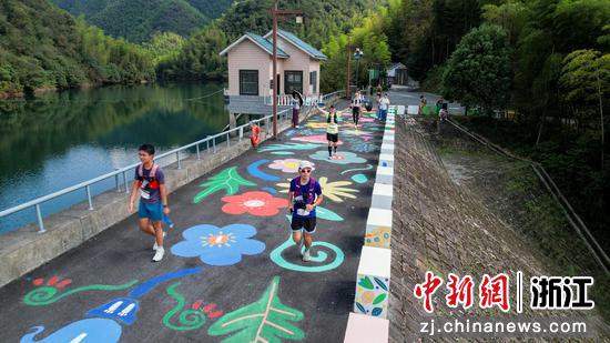 图为轻越野跑山赛。（主办方供图）