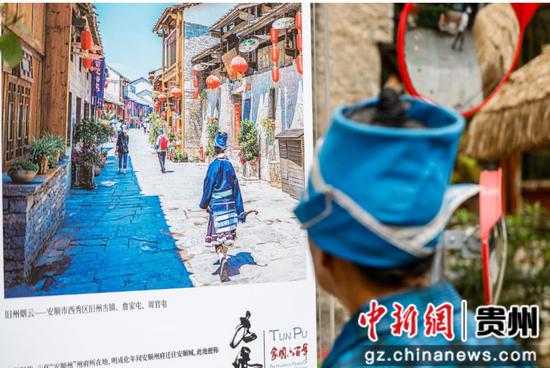 2025多彩贵州·第十八届中国原生态国际摄影大展在贵州省安顺市旧州古镇开幕,摄影作品自然融入古镇院落、街巷、广场，打造“没有围墙的露天艺术馆”。 中新社记者 瞿宏伦 摄