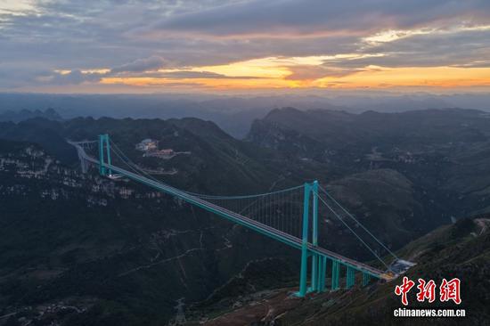 图为花江峡谷大桥正式通车,大桥穿越云雾山岭,景色壮丽秀美。 图为花江峡谷大桥正式通车,大桥穿越云雾山岭,景色壮丽秀美。