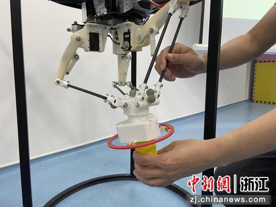 近日,赵世钰演示空中协同操作场景。 林波 摄 近日,赵世钰演示空中协同操作场景。 林波 摄