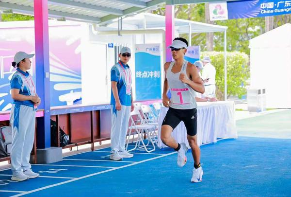 宁夏运动员在比赛中。