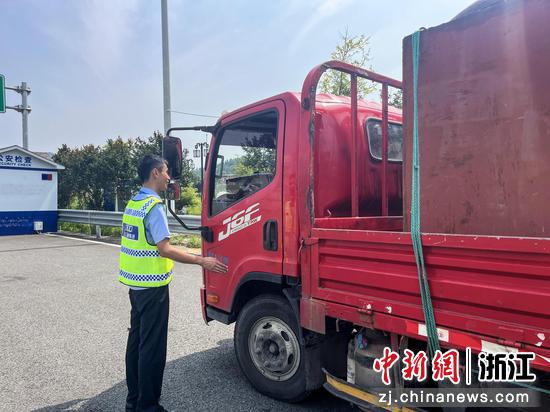 徐焕杰在引导车辆。陈铁锋 摄 徐焕杰在引导车辆。陈铁锋 摄