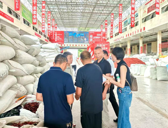 中行工作人员为商户讲解服务方案 中行工作人员为商户讲解服务方案