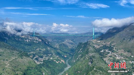 图为花江峡谷大桥正式通车,大桥穿越云雾山岭,景色壮丽秀美。 图为花江峡谷大桥正式通车,大桥穿越云雾山岭,景色壮丽秀美。