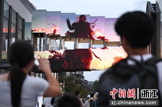 9月9日，湖滨路步行街的“西子廊桥”吸引游人。王刚 摄