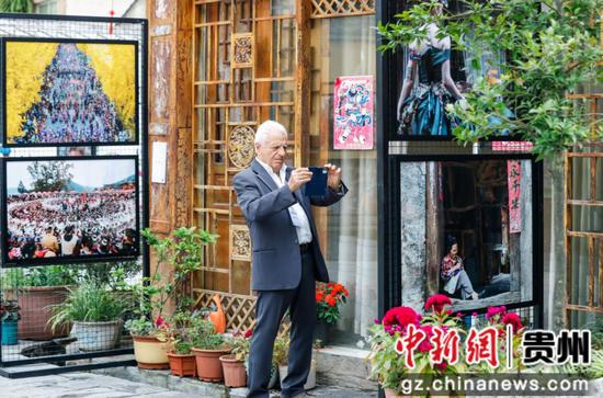 图为海外摄影师在旧州古镇拍摄展出作品。