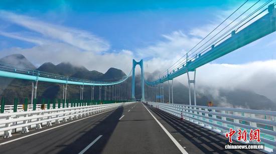 9月28日拍摄的花江峡谷大桥。 龙建睿 摄 9月28日拍摄的花江峡谷大桥。 龙建睿 摄