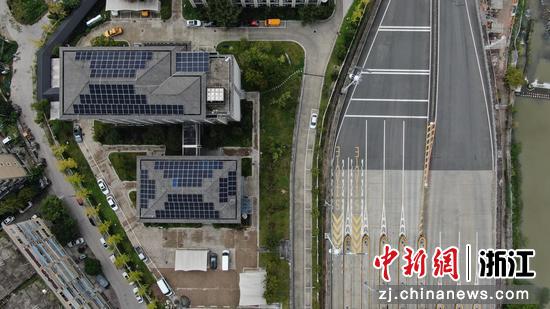 文成收费站光伏板俯瞰图。温州管理中心 供图 文成收费站光伏板俯瞰图。温州管理中心 供图