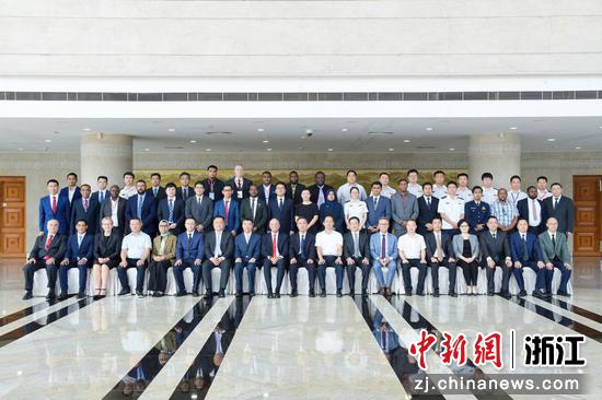 参会嘉宾合影留念。 温州航标处 供图 参会嘉宾合影留念。 温州航标处 供图