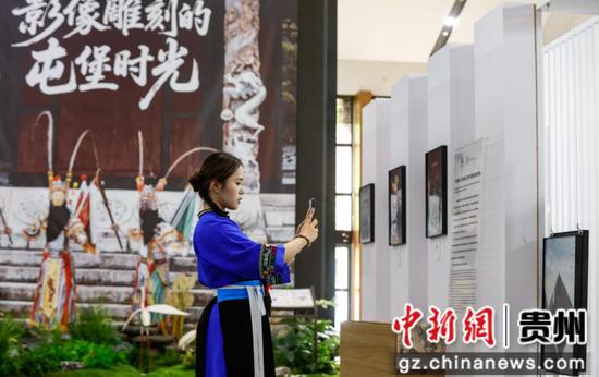 2025多彩贵州·第十八届中国原生态国际摄影大展在贵州省安顺市旧州古镇开幕,摄影作品自然融入古镇院落、街巷、广场，打造“没有围墙的露天艺术馆”。 中新社记者 瞿宏伦 摄