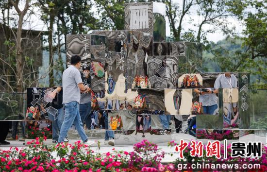 图为摄影大展大地艺术装置“屯堡高台”吸引媒体拍摄。