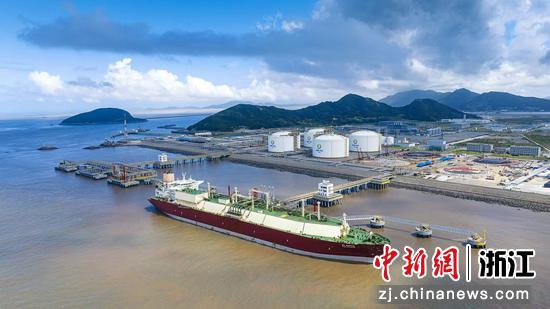 工行支持的舟山重点油气基础设施项目——新奥(舟山)LNG接收站。工行浙江省分行供图 工行支持的舟山重点油气基础设施项目——新奥(舟山)LNG接收站。工行浙江省分行供图