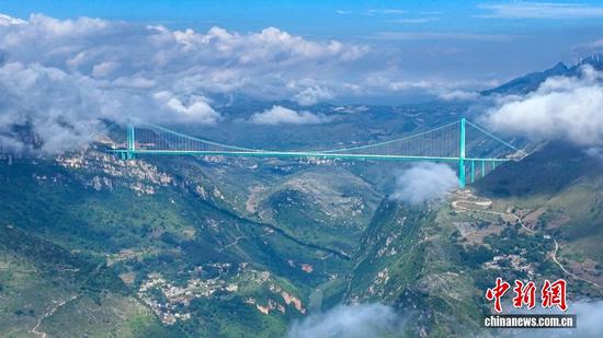 图为花江峡谷大桥正式通车,大桥穿越云雾山岭,景色壮丽秀美。 图为花江峡谷大桥正式通车,大桥穿越云雾山岭,景色壮丽秀美。