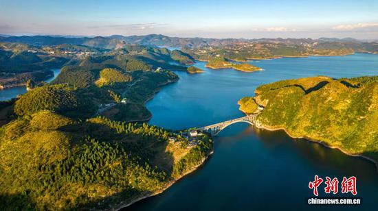 图为航拍贵州省毕节市境内的洪家渡水库壮美如画。史开心 摄
