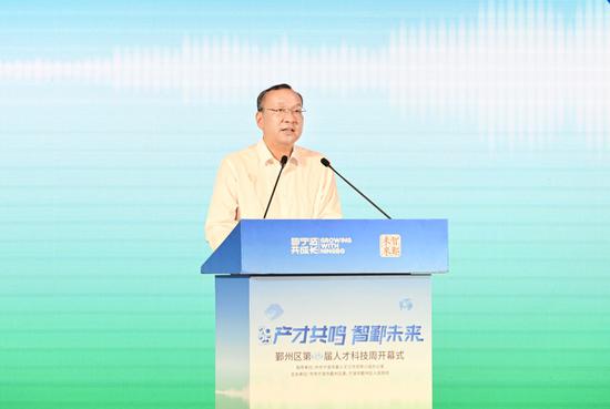 图为沈敏讲话。 图为沈敏讲话。