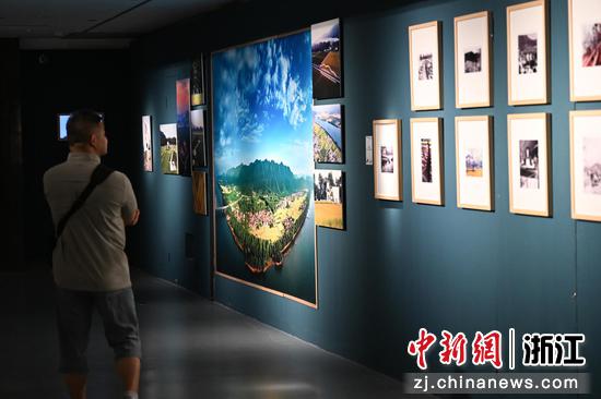 图为:展出的影像作品吸引市民。中新社记者 王刚 摄