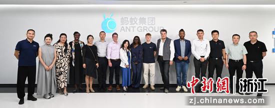 图为:与会人员共同合影。中新社记者 王刚 摄