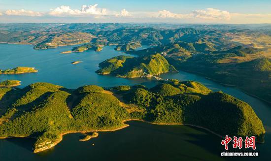 图为航拍贵州省毕节市境内的洪家渡水库壮美如画。史开心 摄
