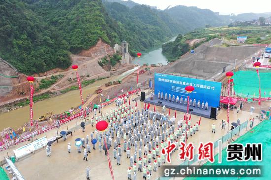 9月25日,国家重大水利工程宣威水库枢纽工程截流仪式在麻江县宣威镇举行。潘希来 摄 9月25日,国家重大水利工程宣威水库枢纽工程截流仪式在麻江县宣威镇举行。潘希来 摄