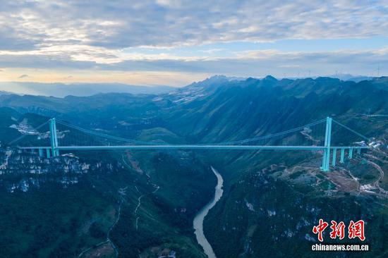 9月28日，世界第一高桥——贵州六枝至安龙高速公路花江峡谷大桥正式通车运营，标志着六安高速公路全线通车，两岸通行时间由2小时缩短至2分钟。