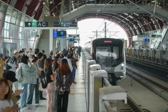 9月28日,津静市域(郊)铁路迎来运营一周年。(天津轨道交通集团供图) 9月28日,津静市域(郊)铁路迎来运营一周年。(天津轨道交通集团供图)