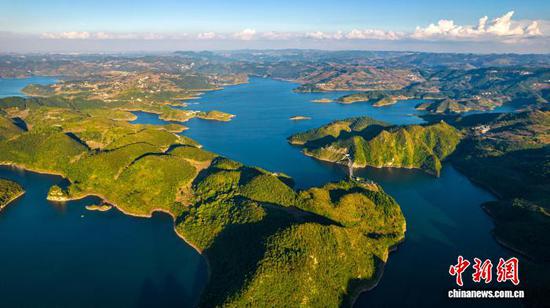 图为航拍贵州省毕节市境内的洪家渡水库壮美如画。史开心 摄