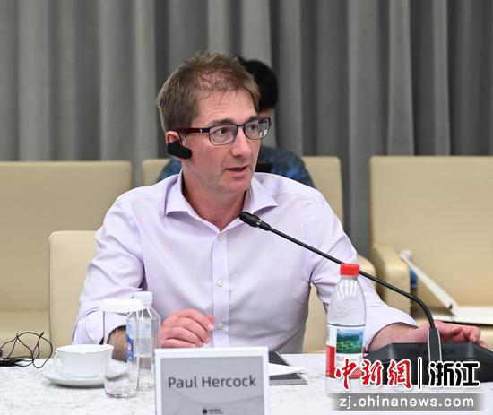 图为:Ronghe–医疗器械监管写作顾问&中国区战略业务发展主管Paul Hercock发言。中新社记者 王刚 摄