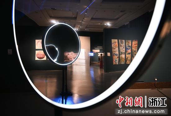 图为:市民参观展出的作品。中新社记者 王刚 摄