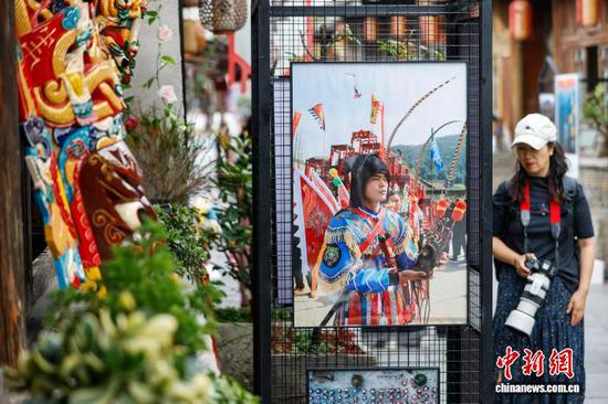 图为摄影师在贵州省安顺市旧州古镇观看大展。中新网记者瞿宏伦 摄 图为摄影师在贵州省安顺市旧州古镇观看大展。中新网记者瞿宏伦 摄