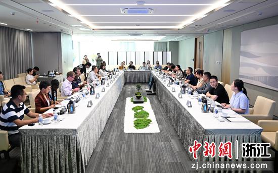 图为:座谈会现场。中新社记者 王刚 摄