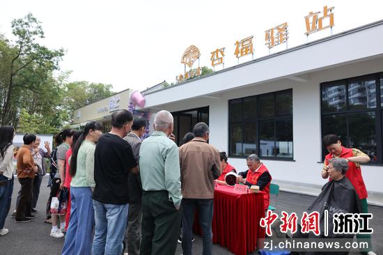 “杏福驿站”活动现场。小浦镇供图 “杏福驿站”活动现场。小浦镇供图