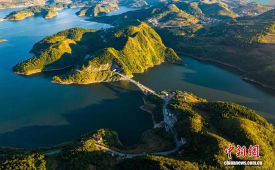 图为航拍贵州省毕节市境内的洪家渡水库壮美如画。史开心 摄