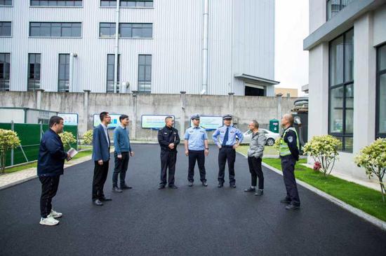 群众志愿者配合高速交警进企业宣传