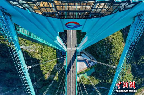 9月28日，世界第一高桥——贵州六枝至安龙高速公路花江峡谷大桥正式通车运营，标志着六安高速公路全线通车，两岸通行时间由2小时缩短至2分钟。