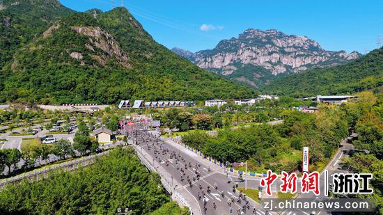 运动员在绿水青山间竞技。 乐清市委宣传部 供图