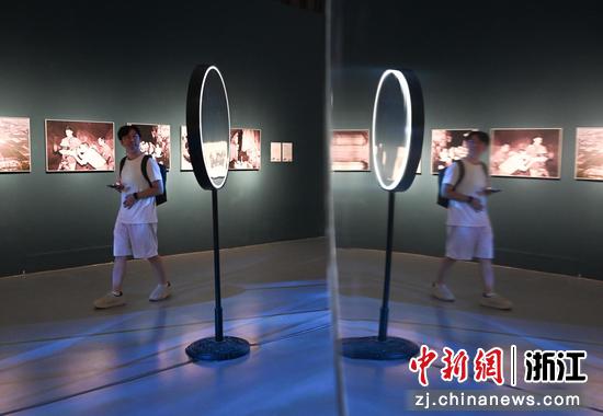 图为:展出的影像作品和艺术装置吸引参观者。中新社记者 王刚 摄