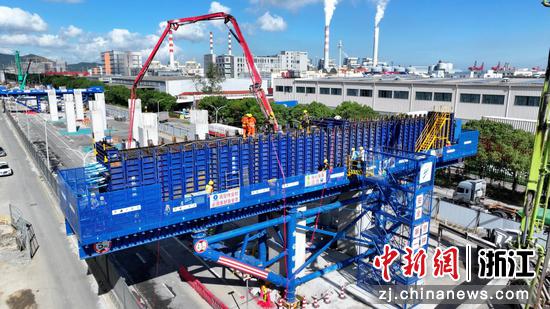 盖梁首件施工现场。杭甬复线宁波三期项目 供图 盖梁首件施工现场。杭甬复线宁波三期项目 供图