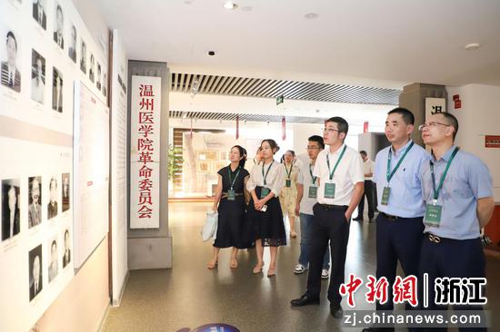 学员参观温州医科大学校史馆。 主办方 供图 学员参观温州医科大学校史馆。 主办方 供图