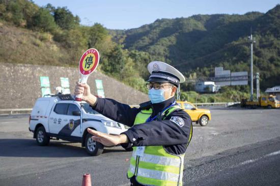 实施“三级卡口”管制交通