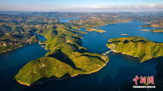 图为航拍贵州省毕节市境内的洪家渡水库壮美如画。史开心 摄